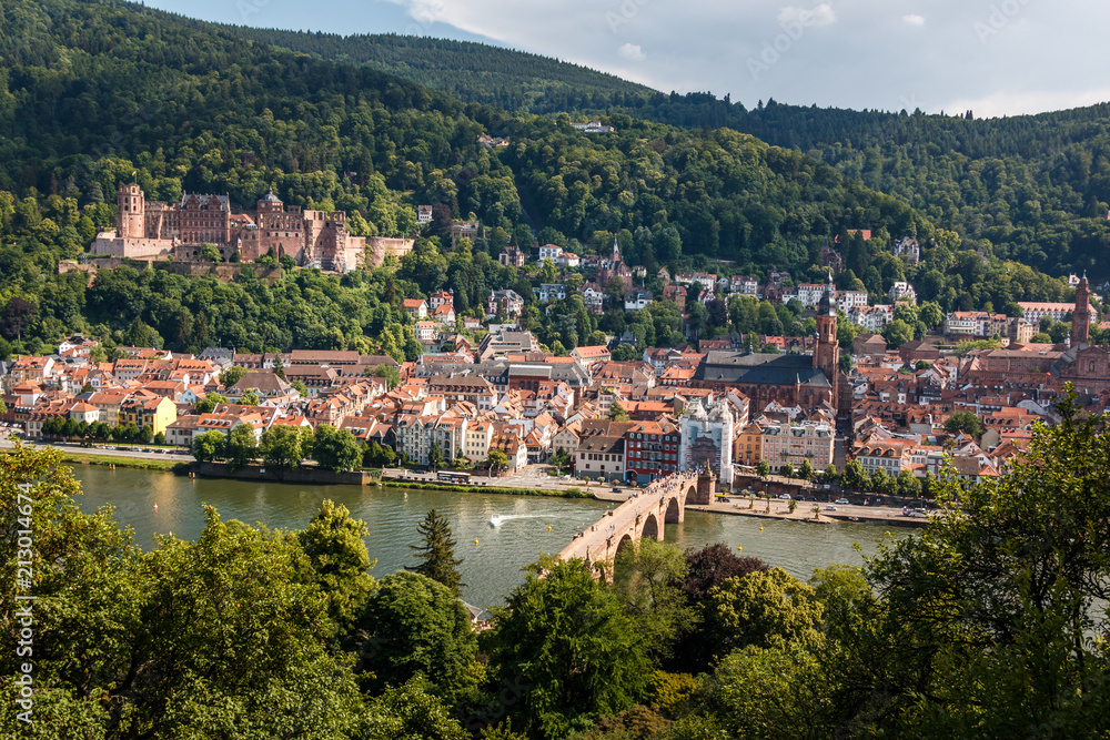 Aufstieg zum Philosophenweg mit Blick auf das Heidelberger Schloss und der Alten Brücke, Heidelberg, Baden Württemberg, Deutschland