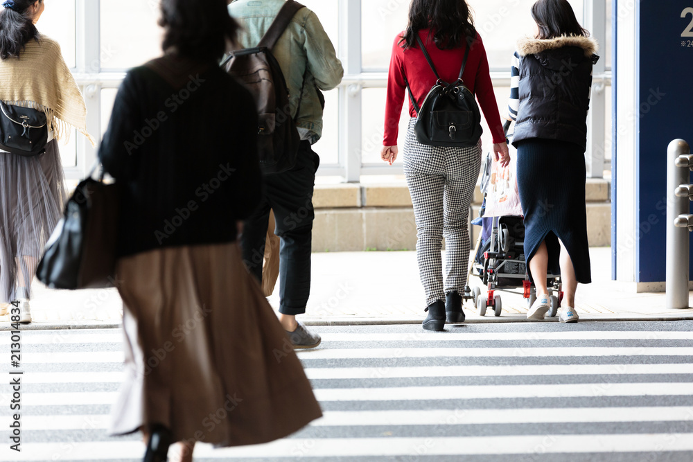 Obraz premium 通行人と横断歩道