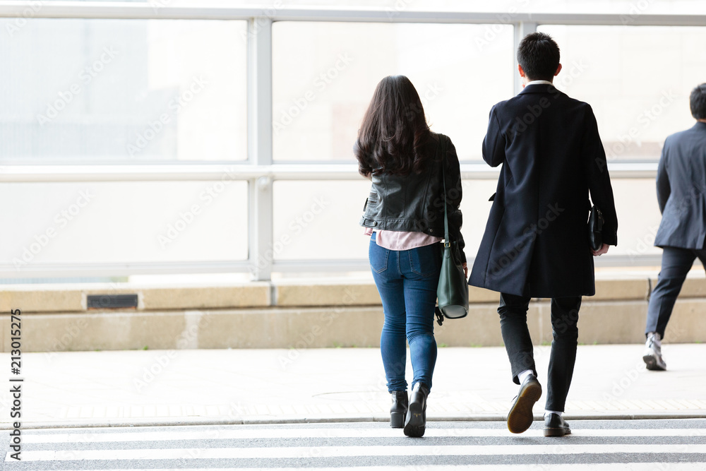 Obraz premium 通行人と横断歩道