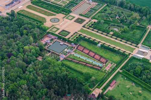 vue aérienne des jardins du chateau de Champ de Bataille dans l'Eure en France