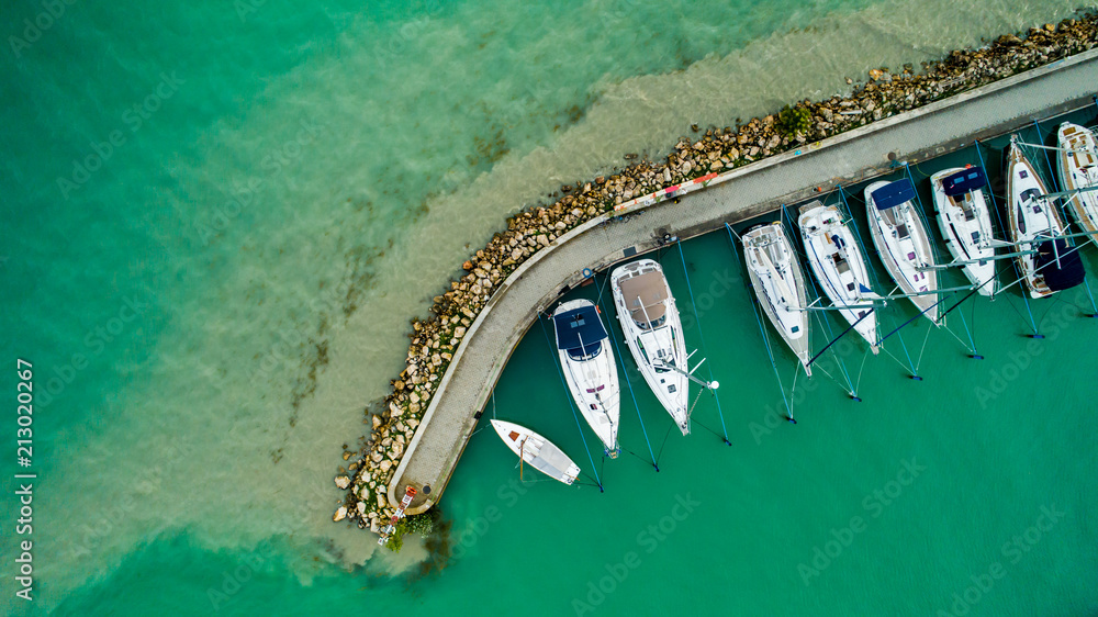 Αυτοκόλλητο Sailboats and small yachts anchored at Lake Balaton, Hungary