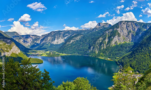 Fototapeta Naklejka Na Ścianę i Meble -  Panoramic view on Austrian mountains Alps lake Hallstattersee