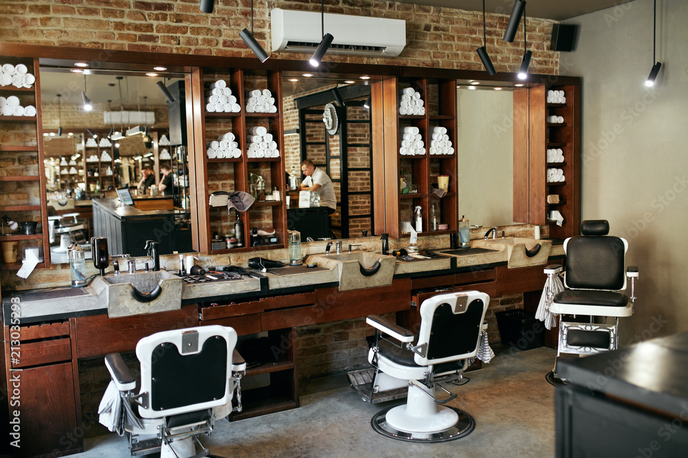 Barber Shop Interior. Men Beauty Hair Salon With Antique Chair foto de