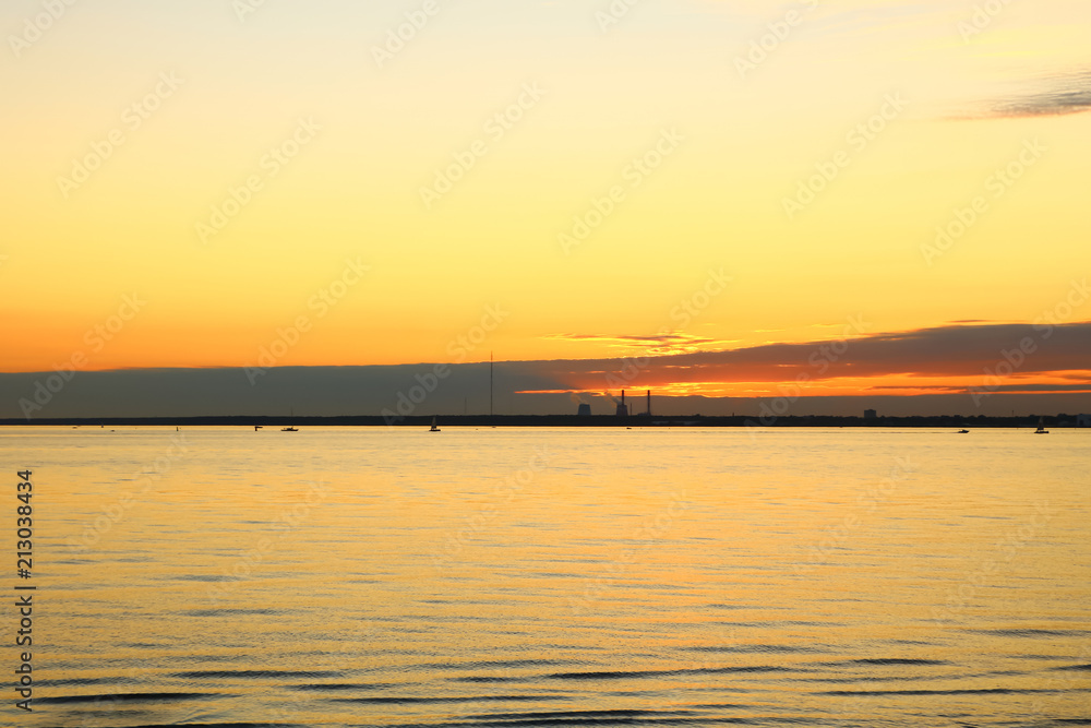 Naklejka premium beautiful sunset on the coast sea