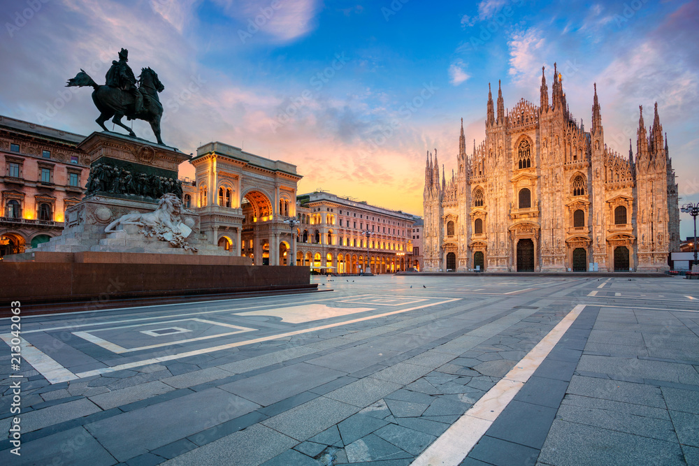 Obraz premium Mediolan. Obraz gród Mediolan, Włochy z katedrą w Mediolanie podczas wschodu słońca.