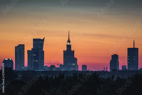 Fototapeta Panorama drapaczy chmur w centrum Warszawy przy świtem, Polska