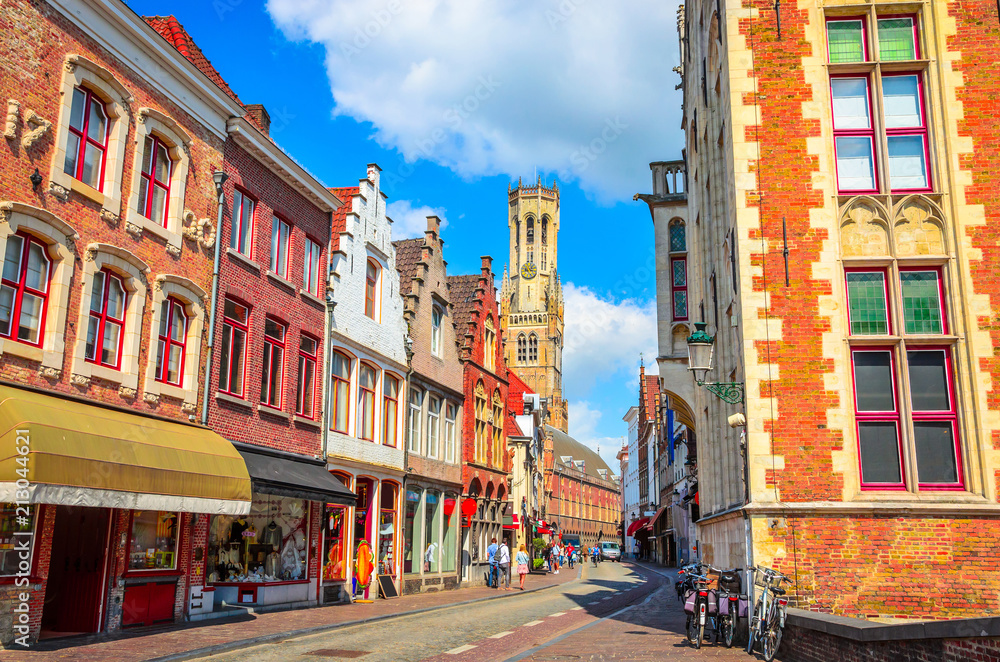 Obraz premium Beautiful narrow streets and traditional houses in the old town of Bruges (Brugge), Belgium