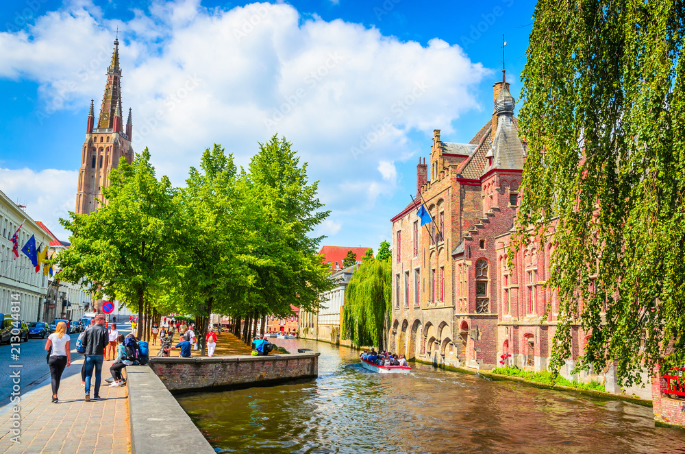 Fototapeta premium Piękny kanał i tradycyjne domy na starym mieście w Brugii (Brugge), Belgia