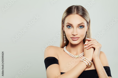 Bild auf Leinwand Perfect Young Woman with Makeup, Jewelry Necklace and Earrings on Gray Backgroun