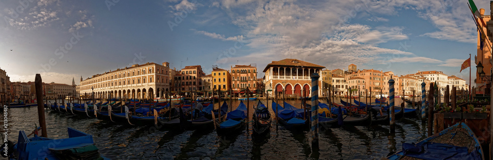 Gondoles sur le grand canal