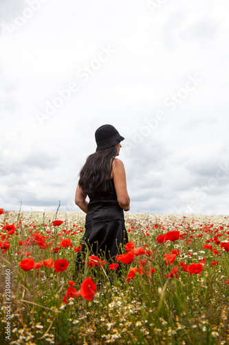 Junge Frau an einem Mohnfeld genießt den Sommer © Nordreisender