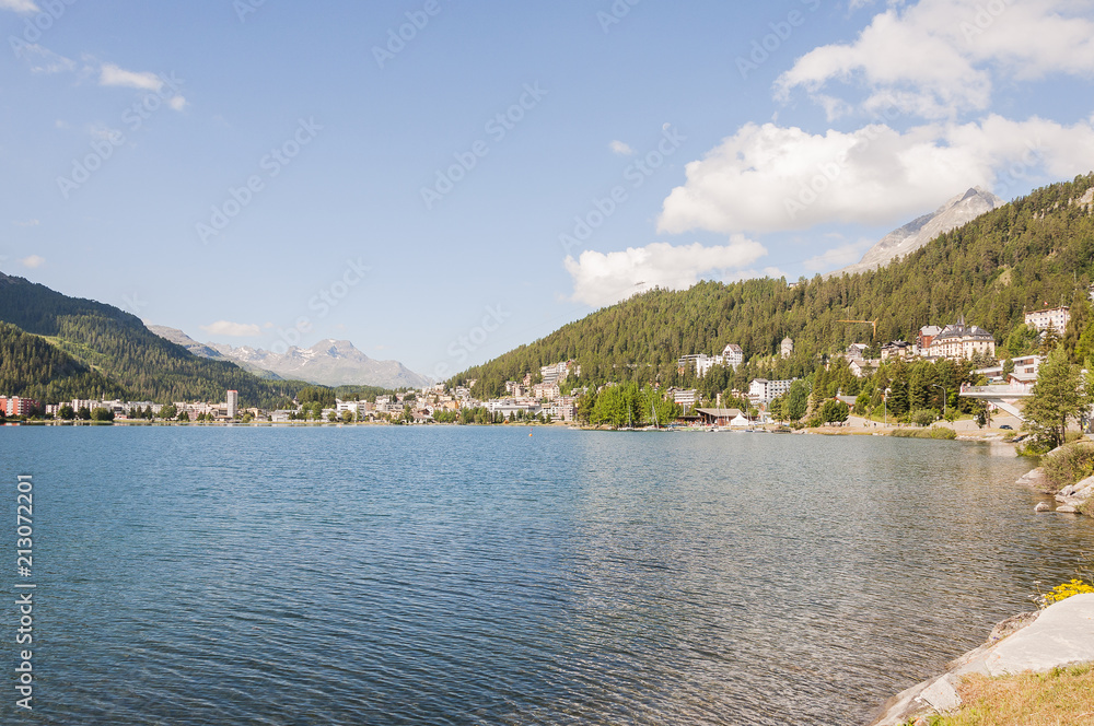 Fototapeta premium St. Moritz, St. Moritzersee, Seenplatte, Seeufer, Uferweg, Oberengadin, Engadin, Alpen, Graubünden, Wanderweg, Höhentraining, Sommer, Schweiz