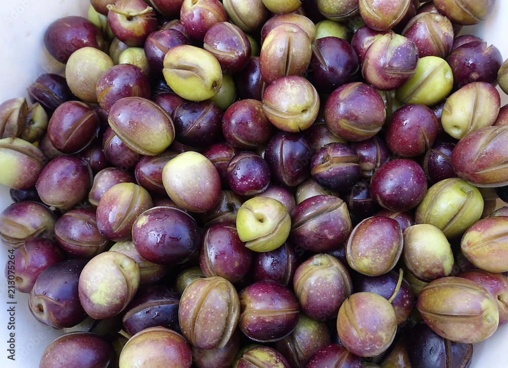 Obraz premium Plato de aceitunas rajadas preparadas para su elaboración