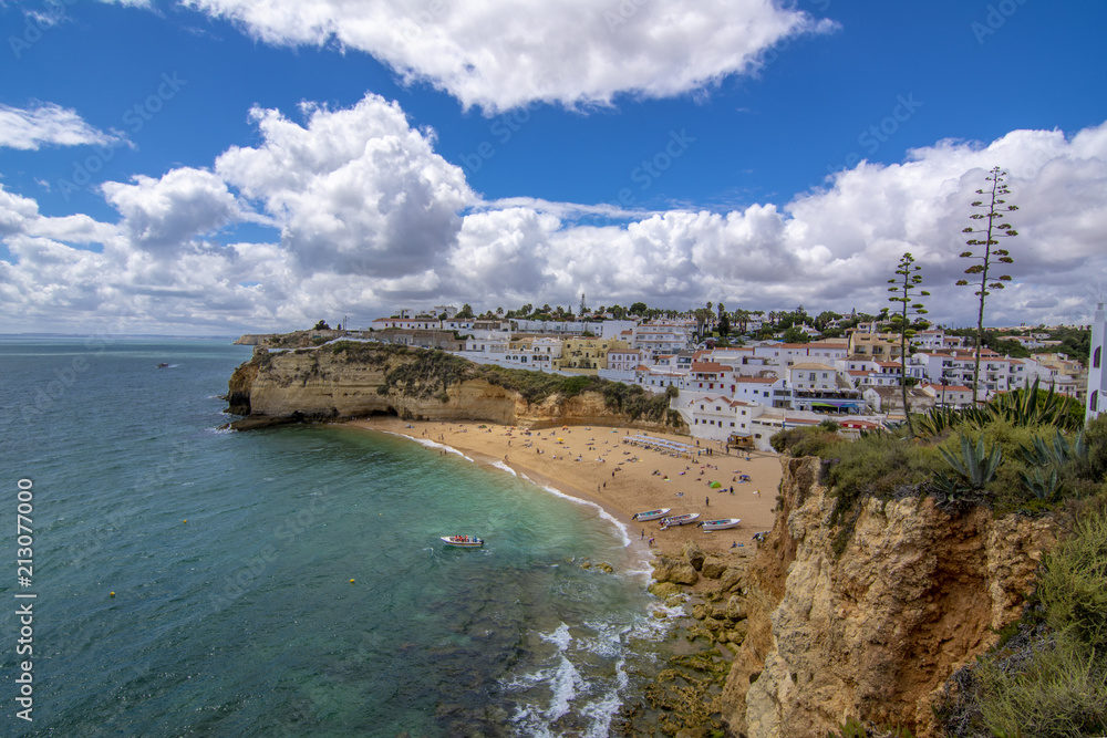 Carvoeiro, pequeño pueblo costero sobre  el acantilado, en la costa del Algarve Portugal 