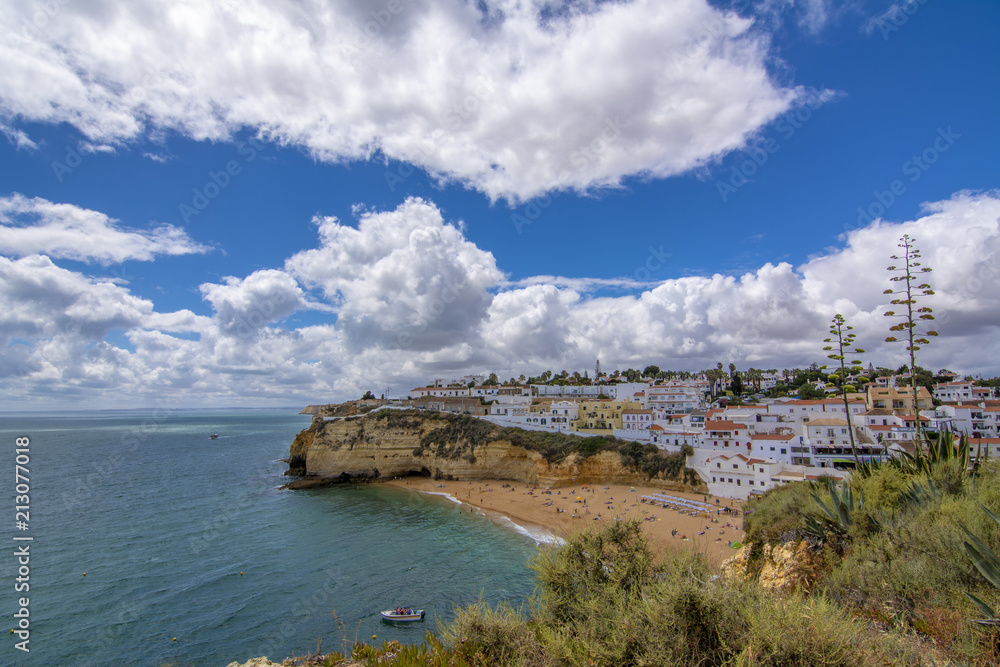 Carvoeiro, pequeño pueblo costero sobre  el acantilado, en la costa del Algarve Portugal 