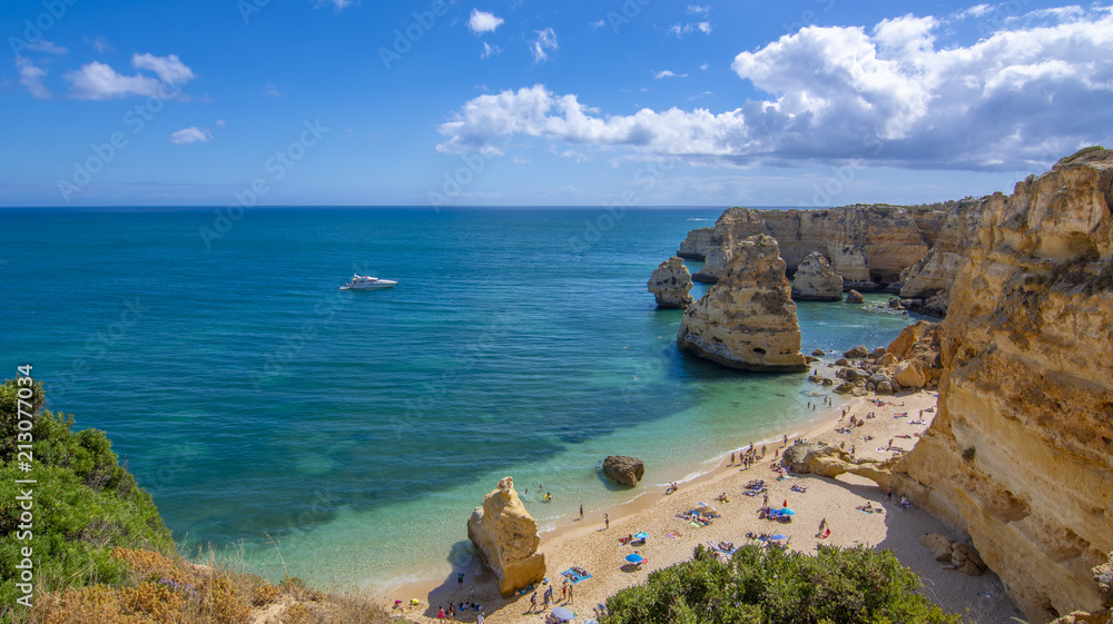 Playa da Marinha en el Algarve, la playa más famosa de Portugal