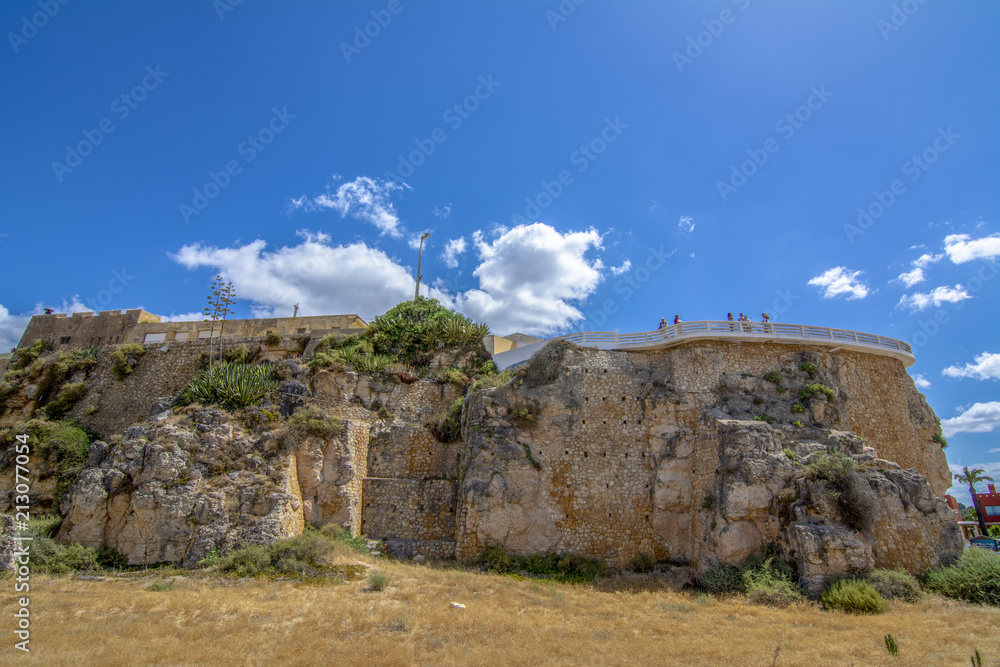 Restos de la fortaleza medieval de Santa Catarina en Portimao en el Algarve, Portugal,