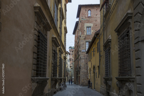 Fototapeta Naklejka Na Ścianę i Meble -  narrow side street in the Italian town of Lucca