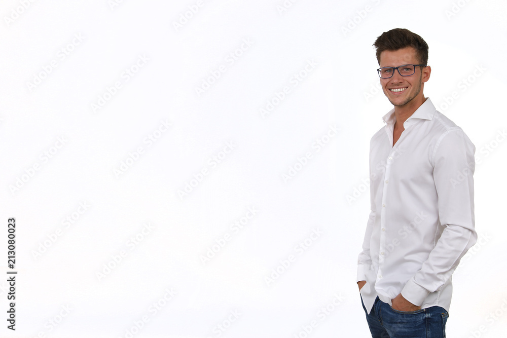 Junger mann mit Brille lacht 