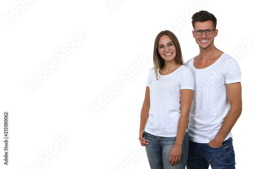 Hübsches junges Paar mit Brillen lacht