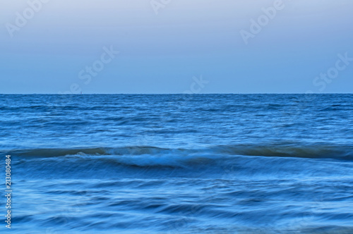 Falująca powierzchnia morza.