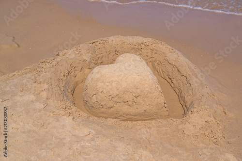 Serce z piasku na plaży.