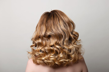 Handdoek met foto Kapsalon Blonde lange krullen achteraanzicht  © pushann
