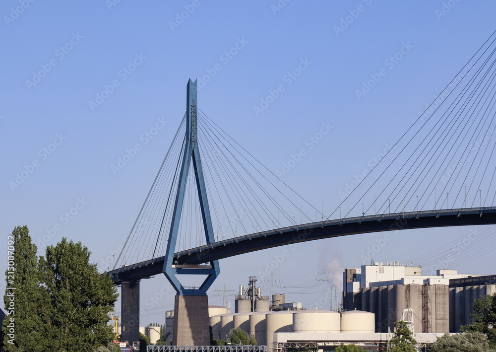 Fototapeta premium Köhlbrandbrücke in Hamburg Hafen