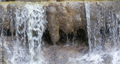 Fallendes Wasser über Felsen 