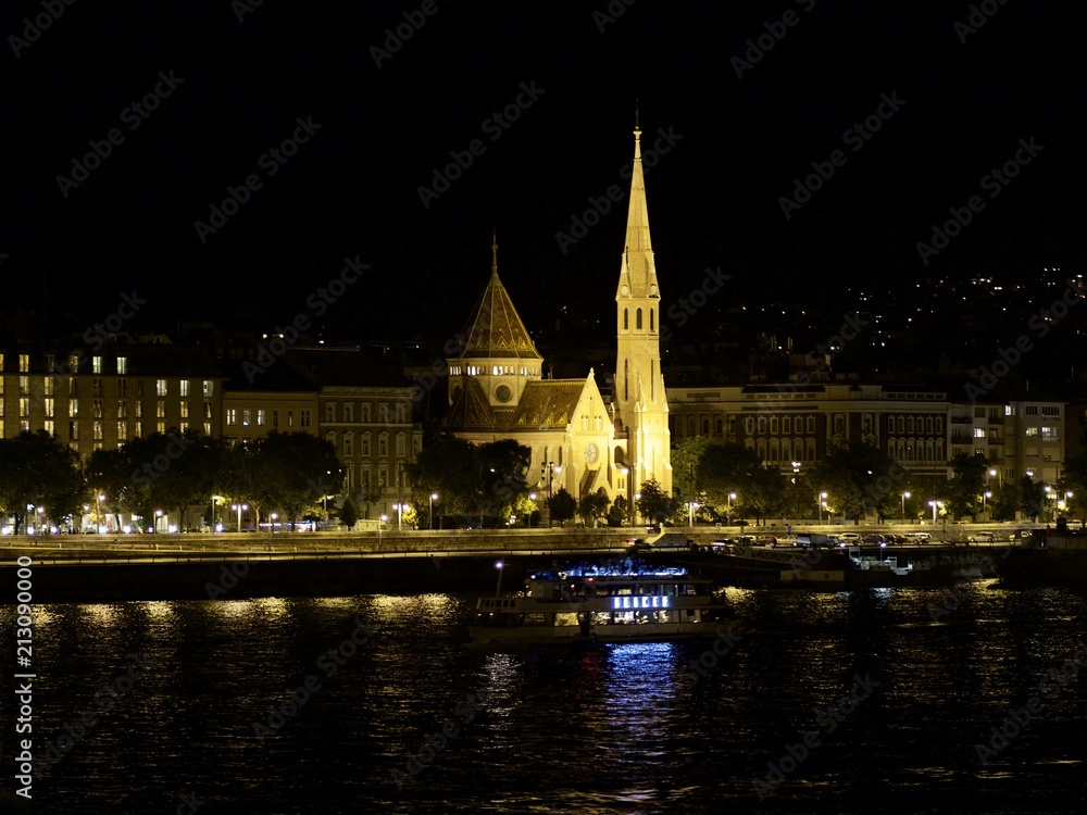 Obraz premium Beautiful cityscape of Budapest and the Danube River during summer