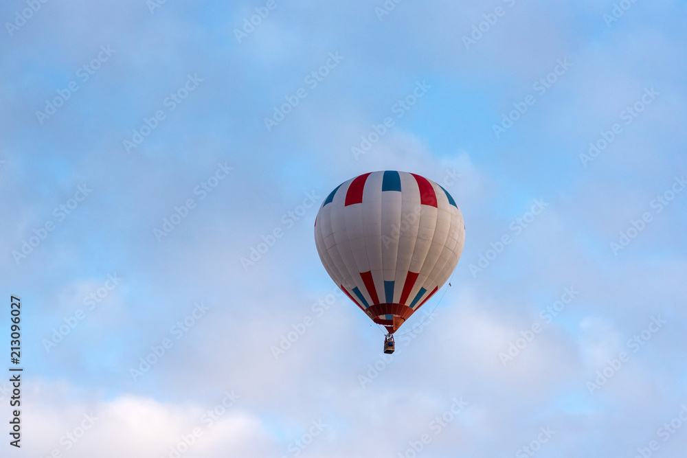 Naklejka premium Hot air balloon under blue sky.