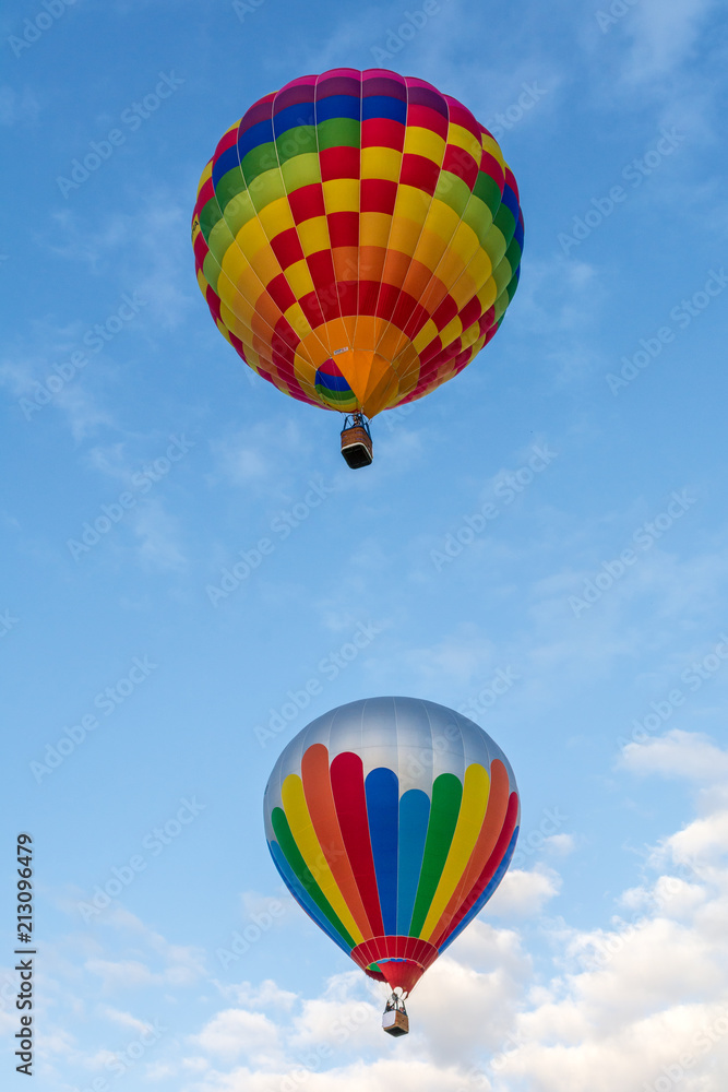 Obraz premium Hot air balloon under blue sky.