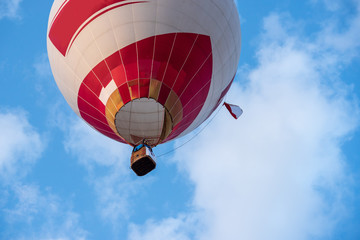 Fotobehang Luchtsport Luchtballon onder helderblauwe hemel  © vivoo