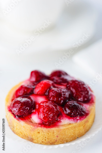 Tartlet with raspberries and a cup of tea