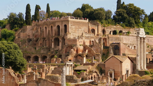 Blick über das Forum Romanum zum Hügel Palatin mit den Grundmauern des Kaiserpalastes