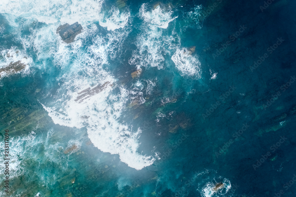 Fototapeta premium Waves crashing on rocks