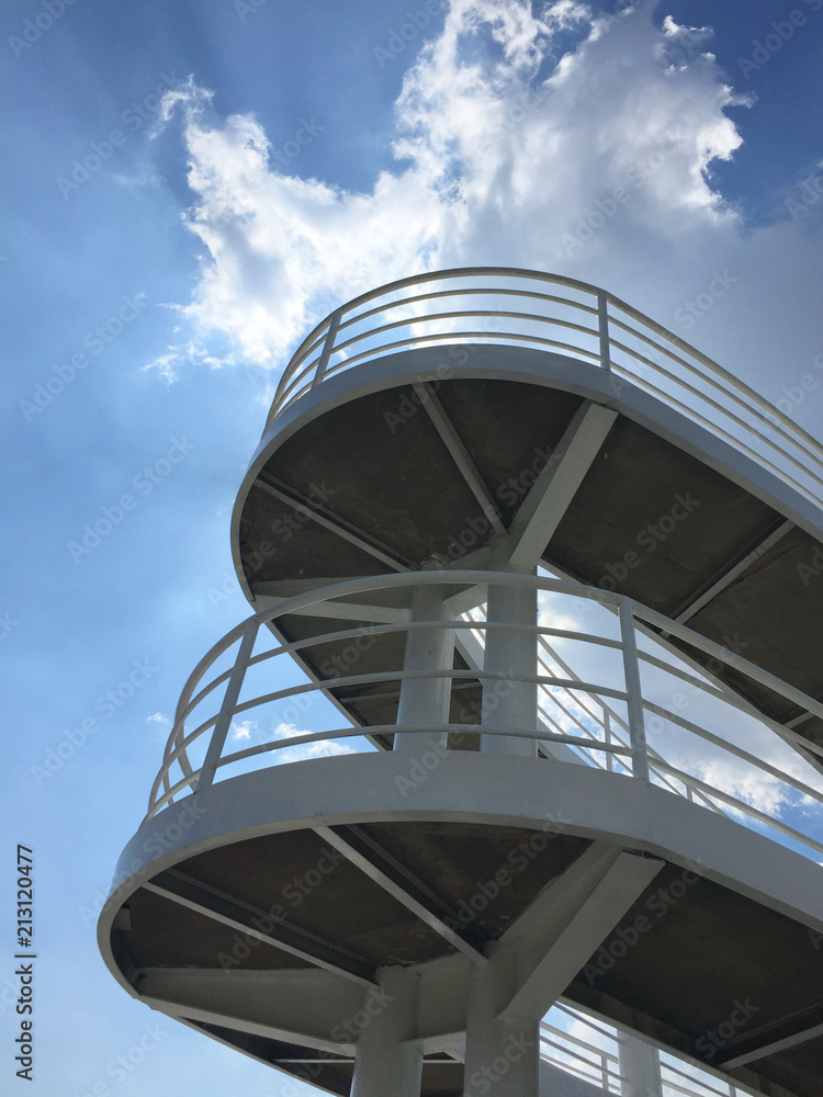 Fototapeta premium Escaleras con cielo