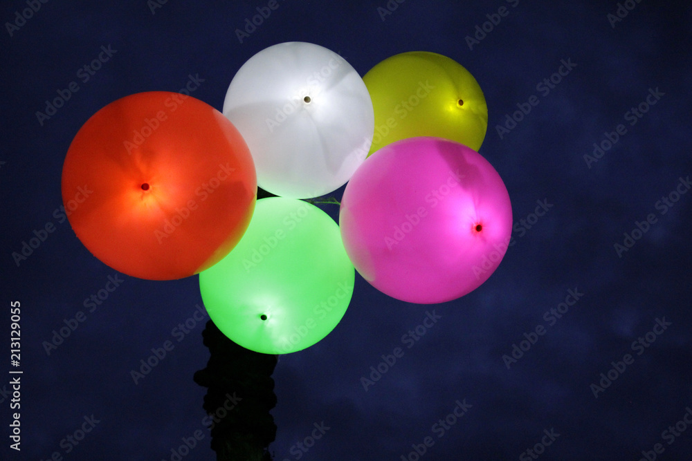 Goodwill sikkerhed søskende LED-Luftballons in der Nacht Stock Photo | Adobe Stock