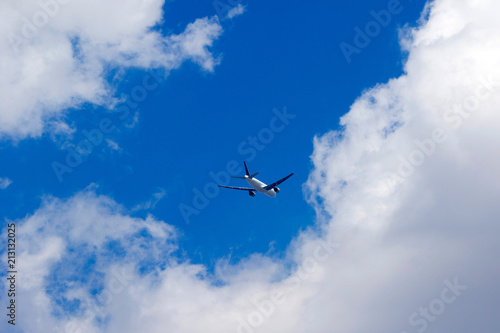 雲の間を飛ぶ飛行機