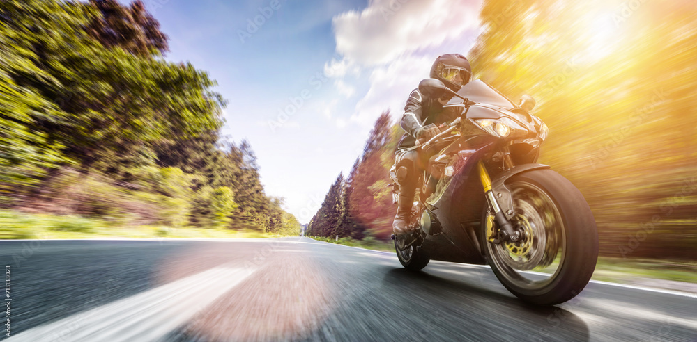 motocykl na drodze. bawiąc się jeżdżąc pustą drogą podczas wycieczki / podróży motocyklem <span>plik: #213133023 | autor: AA+W</span>