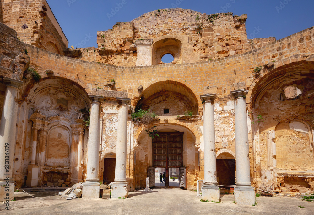 Alte verlassene Kirche auf Sizilien
