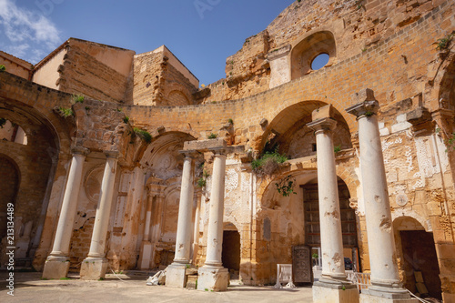 Alte verlassene Kirche auf Sizilien