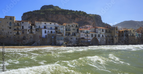 sizilianischer Küstenort Cefalù in Südeuropa in Italien im Frühjahr