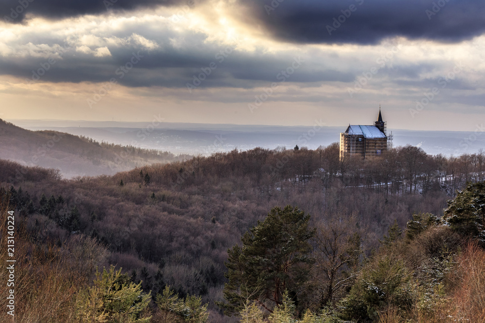 fränkische Hügellandschaft im Winter in Bayern, Deutschland in Zentraleuropa fränkische Hügellandschaft im Winter in Bayern, Deutschland in Zentraleuropa