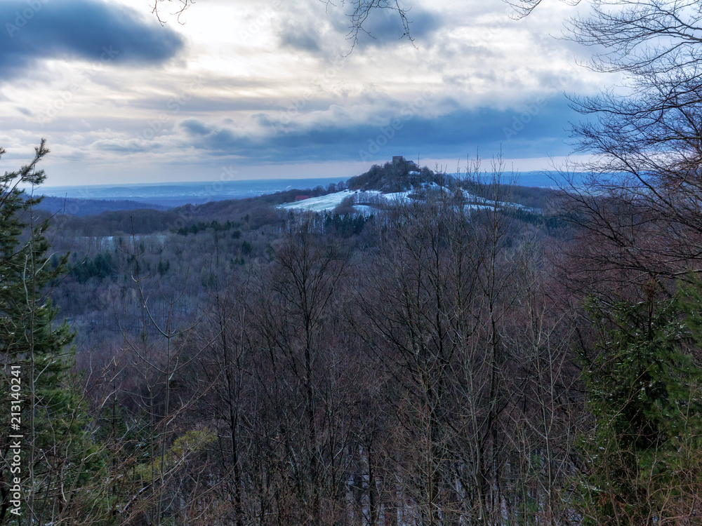 fränkische Hügellandschaft im Winter in Bayern, Deutschland in Zentraleuropa fränkische Hügellandschaft im Winter in Bayern, Deutschland in Zentraleuropa