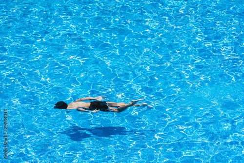 Children diving in a pool in summer © Joaquin Corbalan