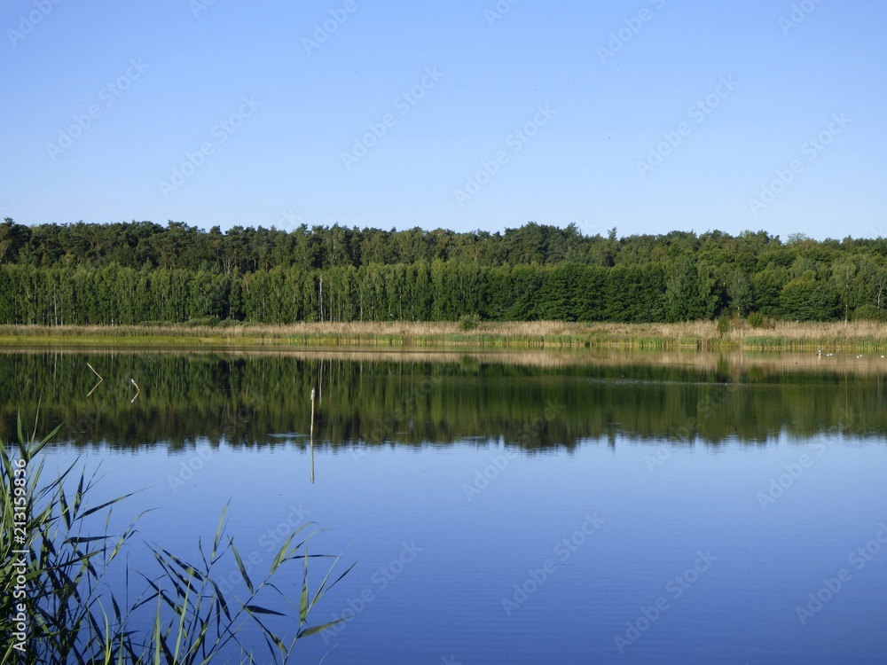 Fototapeta premium Malownicze krajobrazy pól i jezior.