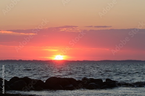 traumhafter Sonnenuntergang an einer malerischen Buhne am Meer, Konzept Romantik