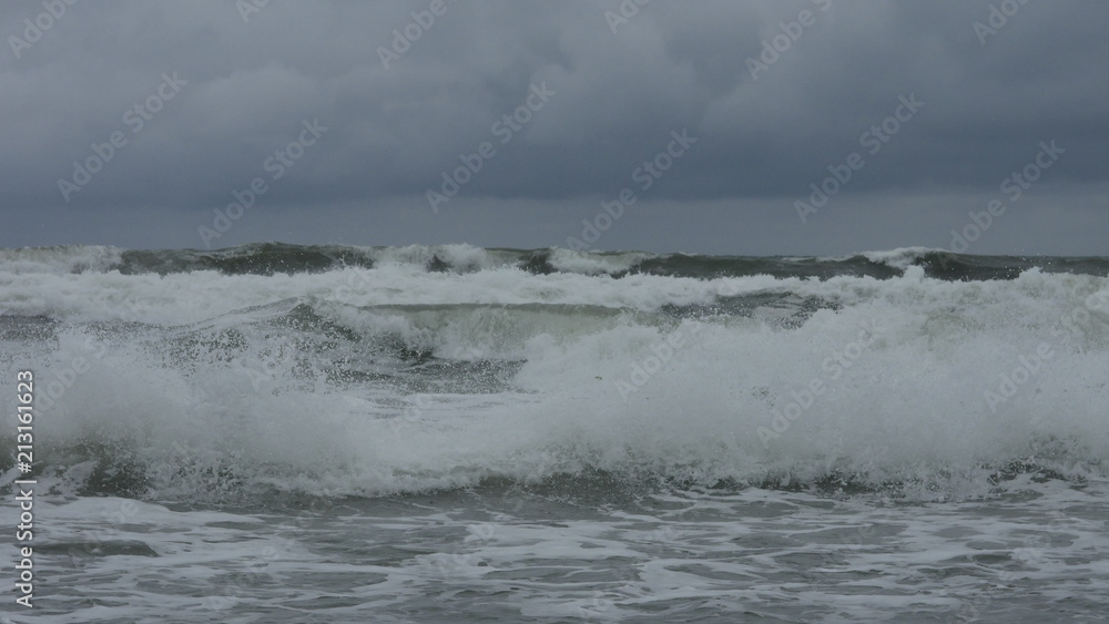 台風の海