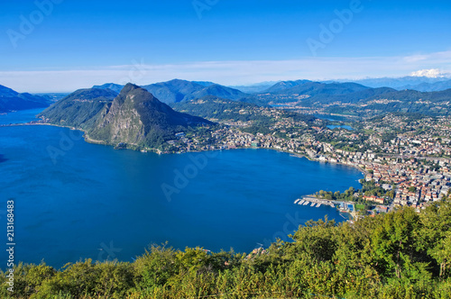 Luganersee und Stadt Lugano, Schweiz - Lake Lugano and town Lugano